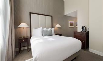 1 letto matrimoniale queen size, camere non fumatori, televisore ad alta definizione da 50 pollici, microonde e frigorifero, accesso a internet ad alta velocità, colazione completa