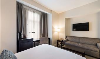 1 letto matrimoniale queen size, camere non fumatori, assistenza per le comunicazioni, vista sulla strada, scrivania, mini frigorifero, solo doccia, colazione completa