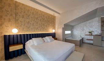 suite -1 letto queen size, soggiorno, divano letto, jacuzzi idromassaggio, vista mare, balcone