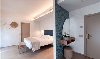 junior suite - 1 letto queen size e 1 letto francese, angolo soggiorno, doccia con cromoterapia, balcone