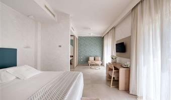 junior suite - 1 letto queen size e 1 letto francese, angolo soggiorno, doccia con cromoterapia, balcone