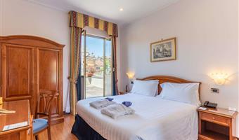 1 letto matrimoniale king size, camere non fumatori, camera superior, bollitore per tè e caffè, accappatoio e ciabattine, wi-fi, 1 bottiglia d’acqua, shopping card