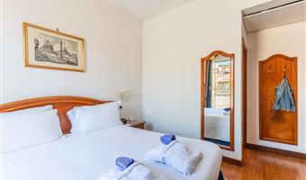 1 letto matrimoniale king size, camere non fumatori, camera superior, bollitore per tè e caffè, accappatoio e ciabattine, wi-fi, 1 bottiglia d’acqua, shopping card