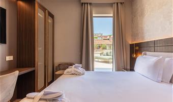 1 letto matrimoniale king size, camere non fumatori, camera superior, bollitore per tè e caffè, accappatoio e ciabattine, wi-fi, 1 bottiglia d’acqua, shopping card