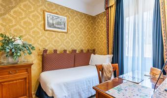 1 letto matrimoniale king size, camere non fumatori, camera comfort, divano letto per 1, bollitore per tè e caffè, ciabattine, wi-fi, shopping card