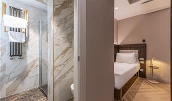 1 letto king, 1 letto singolo, camera deluxe, due bagni