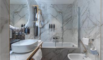 1 letto king, 1 letto singolo, camera deluxe, due bagni