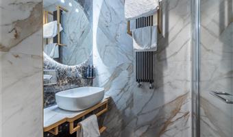 1 letto king, 1 letto singolo, camera deluxe, due bagni