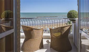 1 letto matrimoniale queen size, camere non fumatori, balcone, vista mare laterale, bollitore per tè e caffè