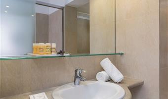 1 letto matrimoniale queen size, camere non fumatori, vista sulla città, televisore led con televisione via cavo, aria condizionata, collegamento wi-fi, colazione completa