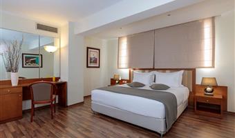 1 letto queen size, 2 letti singoli, camere non fumatori, suite junior, divano letto, televisore led con televisione via cavo, collegamento wi-fi, colazione completa