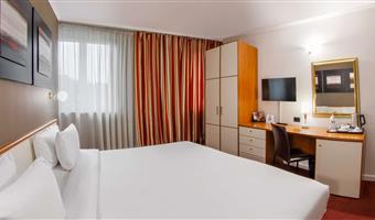 1 letto matrimoniale king size, camere non fumatori, cassaforte, scrivania, collegamento wi-fi, bollitore per tè e caffè, doccia, colazione completa