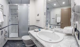 1 letto matrimoniale king size, camere non fumatori, cassaforte, scrivania, collegamento wi-fi, bollitore per tè e caffè, doccia, colazione completa
