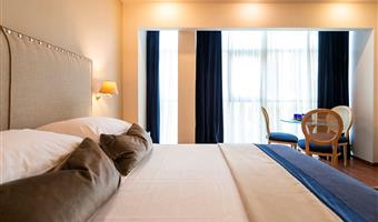 2 letti singoli, camere non fumatori, divano letto, minibar, stira pantaloni, collegamento wi-fi, bollitore per tè e caffè, colazione completa