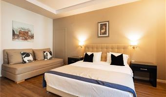 2 letti singoli, camere non fumatori, divano letto, minibar, stira pantaloni, collegamento wi-fi, bollitore per tè e caffè, colazione completa