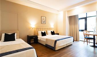 2 letti singoli, camere non fumatori, divano letto, minibar, stira pantaloni, collegamento wi-fi, bollitore per tè e caffè, colazione completa