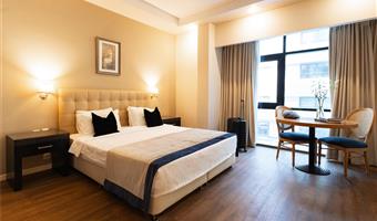 2 letti singoli, camere non fumatori, divano letto, minibar, stira pantaloni, collegamento wi-fi, bollitore per tè e caffè, colazione completa