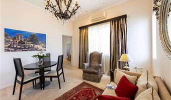 suite - 1 letto king size 2 letti singoli, camere non fumatori, camera deluxe, balcone, salottino, collegamento wi-fi, accappatoio, colazione completa