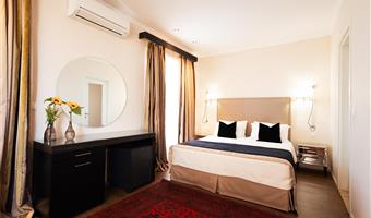 1 letto matrimoniale king size, camere non fumatori, camera executive, balcone, vista sul licabetto, collegamento wi-fi, accappatoio, colazione completa