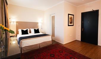 1 letto matrimoniale king size, camere non fumatori, camera executive, balcone, vista sul licabetto, collegamento wi-fi, accappatoio, colazione completa