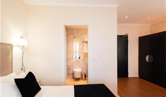 1 letto matrimoniale king size, camere non fumatori, camera executive, balcone, vista sul licabetto, collegamento wi-fi, accappatoio, colazione completa