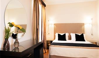 1 letto matrimoniale king size, camere non fumatori, camera executive, balcone, vista sul licabetto, collegamento wi-fi, accappatoio, colazione completa