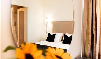 1 letto matrimoniale king size, camere non fumatori, camera executive, balcone, vista sul licabetto, collegamento wi-fi, accappatoio, colazione completa