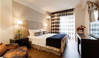1 letto matrimoniale king size, camere non fumatori, camera executive, balcone, vista sul licabetto, collegamento wi-fi, accappatoio, colazione completa