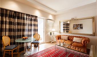 1 letto matrimoniale king size, camere non fumatori, camera executive, balcone, vista sul licabetto, collegamento wi-fi, accappatoio, colazione completa