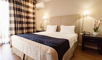 1 letto matrimoniale king size, camere non fumatori, camera executive, balcone, vista sul licabetto, collegamento wi-fi, accappatoio, colazione completa