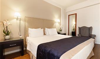 1 letto matrimoniale king size, camere non fumatori, camera executive, balcone, vista sul licabetto, collegamento wi-fi, accappatoio, colazione completa