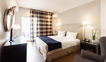 1 letto matrimoniale king size, camere non fumatori, camera executive, balcone, vista sul licabetto, collegamento wi-fi, accappatoio, colazione completa