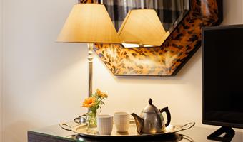 1 letto matrimoniale king size, camere non fumatori, televisore a schermo piatto, minibar, collegamento wi-fi, bollitore per tè e caffè, colazione completa
