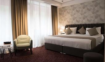 1 letto matrimoniale king size, camere non fumatori, camera executive, balcone, collegamento wi-fi, aria condizionata, bollitore per tè e caffè, colazione completa