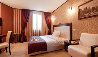 1 letto matrimoniale, aria condizionata, doccia, asciugacapelli, televisione via cavo, televisore lcd a schermo piatto, minibar, colazione completa