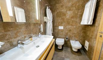 2 letti singoli, camere non fumatori, camera comfort, doccia, collegamento wi-fi, finestre insonorizzate, bollitore per tè e caffè, colazione completa