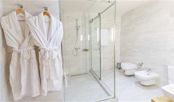 1 letto matrimoniale, camere non fumatori, camera deluxe, divano letto, bathtub, finestre insonorizzate, collegamento wi-fi, colazione completa