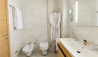 1 letto matrimoniale, camere non fumatori, camera comfort, doccia, collegamento wi-fi, finestre insonorizzate, bollitore per tè e caffè, colazione completa