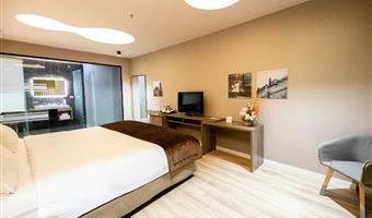 suite -1 letto king size, camere non fumatori, camera deluxe, idromassaggio jacuzzi, trasferimento gratuito in città, collegamento wi-fi, bollitore per tè e caffè, colazione completa