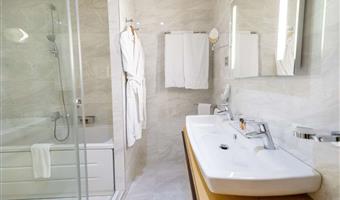 1 letto king size, 2 letti singoli, camere non fumatori, camera per famiglie, finestre insonorizzate, collegamento wi-fi, bollitore per tè e caffè, bathtub, colazione completa