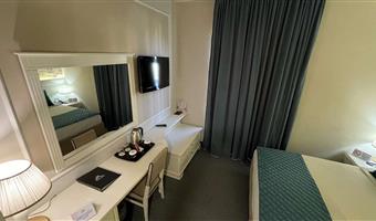 2 letti singoli, camere non fumatori, camera comfort, vista sulla piscina, mini frigorifero, aria condizionata, bollitore per tè e caffè, colazione completa