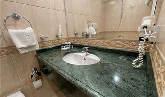 2 letti singoli, camere non fumatori, camera comfort, vista sulla piscina, mini frigorifero, aria condizionata, bollitore per tè e caffè, colazione completa