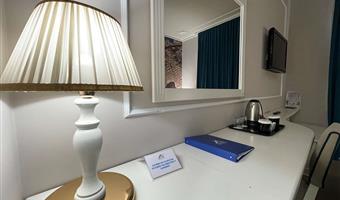 2 letti singoli, camere non fumatori, camera comfort, balcone, vista parziale sul mare, mini frigorifero, aria condizionata, colazione completa