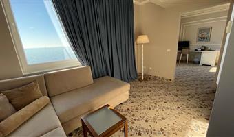 1 letto matrimoniale king size, camere non fumatori, suite junior, due divani letto per 1 persona, mini frigorifero, aria condizionata, bollitore per tè e caffè, colazione completa