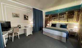 1 letto matrimoniale king size, camere non fumatori, suite junior, due divani letto per 1 persona, mini frigorifero, aria condizionata, bollitore per tè e caffè, colazione completa