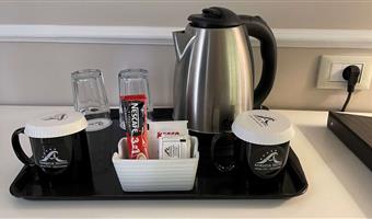 1 letto matrimoniale king size, camere non fumatori, suite junior, due divani letto per 1 persona, mini frigorifero, aria condizionata, bollitore per tè e caffè, colazione completa