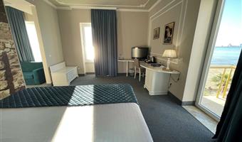 1 letto matrimoniale king size, camere non fumatori, suite junior, due divani letto per 1 persona, due balconi, mini frigorifero, aria condizionata, colazione completa