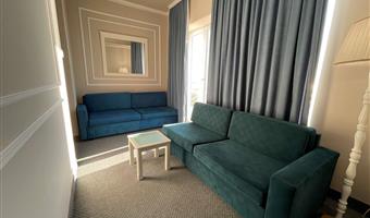 1 letto matrimoniale king size, camere non fumatori, suite junior, due divani letto per 1 persona, due balconi, mini frigorifero, aria condizionata, colazione completa