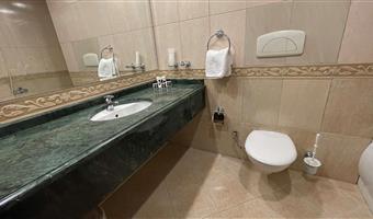 1 letto matrimoniale king size, camere non fumatori, suite junior, due divani letto per 1 persona, due balconi, mini frigorifero, aria condizionata, colazione completa