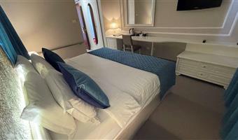 2 letti singoli, camere non fumatori, camera comfort, vista parziale sul mare, mini frigorifero, aria condizionata, bollitore per tè e caffè, colazione completa